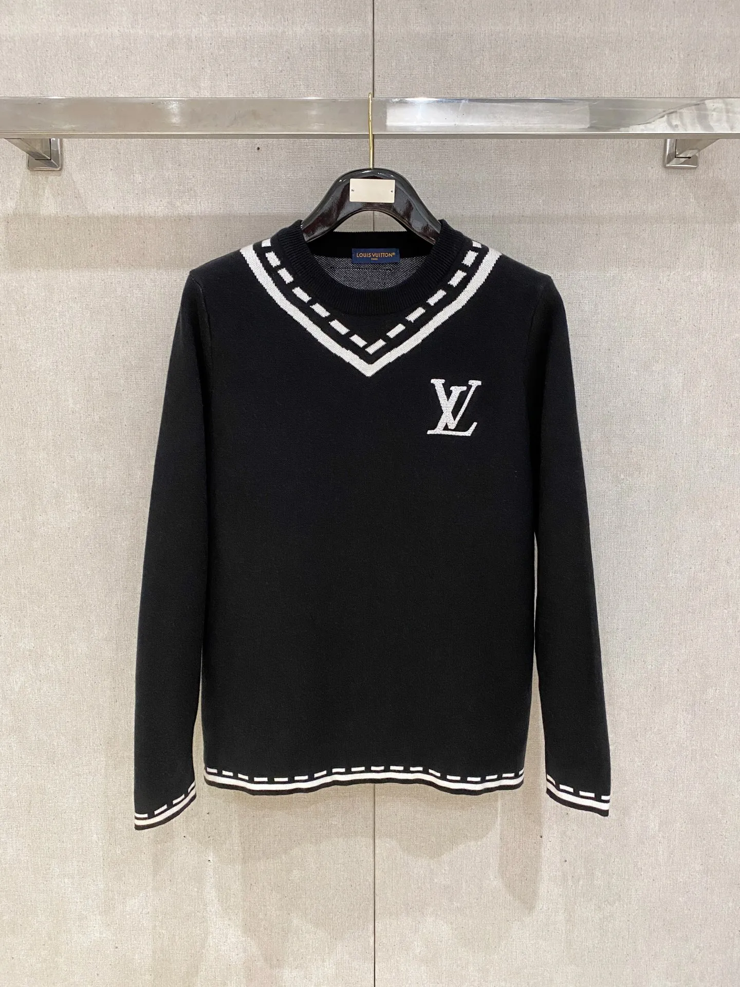 🅿️440 LV 2025ss autumn and winter new fashion casual V-neck sweater, high-end wool blend, comfortable and warm! Anti-pilling👍🏼Does not irritate the skin, can be worn close to the body, designed with luxurious classic elements! There is no overly complicated craftsmanship. It is about the integration of design and materials. Simple European style. A must-have for autumn and winter. Counter size: M-3XL